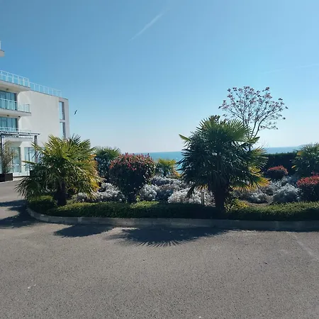 In Sea Breeze Complex 公寓