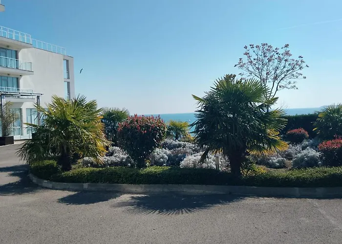 In Sea Breeze Complex アパート